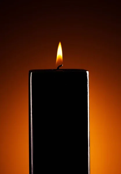 촛불을 어두운 곳에서 태운다 — 스톡 사진
