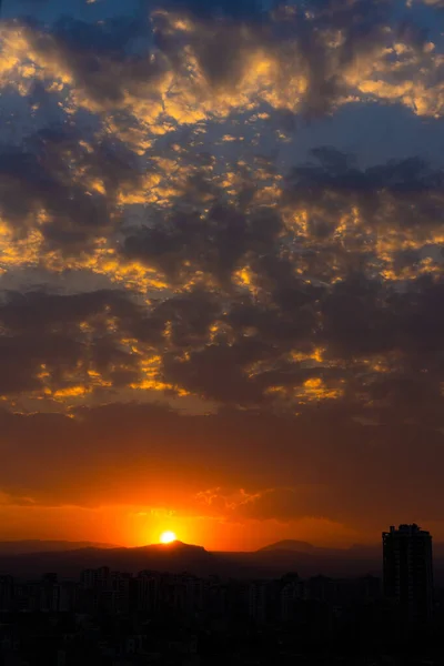 Regenwolken Auf Rotem Sonnenuntergang — Stockfoto