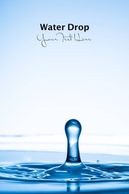 Su damlası sıçradı. Mavi su