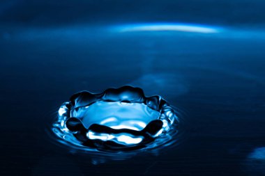 Su damlası sıçradı. Mavi su