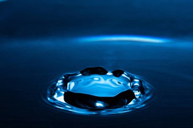 Su damlası sıçradı. Mavi su