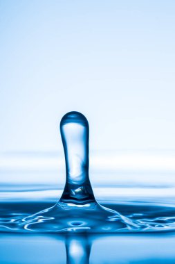 Su damlası sıçradı. Mavi su