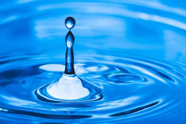 Su damlası sıçradı. Mavi su