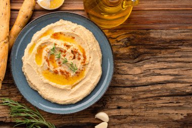 Geleneksel bir yemek veya aperatif humus veya ahşap arka planda baba ghanoush.