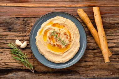 Geleneksel bir yemek veya aperatif humus veya ahşap arka planda baba ghanoush.