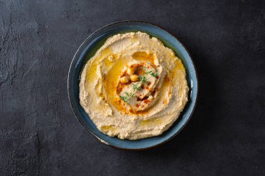 Geleneksel bir yemek veya aperatif humus veya siyah arka planda baba ghanoush.