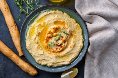 Geleneksel bir yemek veya aperatif humus veya siyah arka planda baba ghanoush.