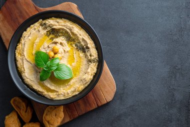 Geleneksel bir yemek veya aperatif humus veya siyah arka planda baba ghanoush.