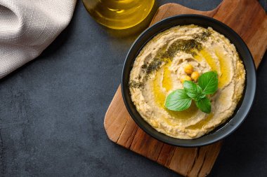 Geleneksel bir yemek veya aperatif humus veya siyah arka planda baba ghanoush.