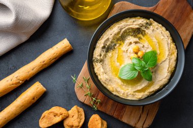 Geleneksel bir yemek veya aperatif humus veya siyah arka planda baba ghanoush.