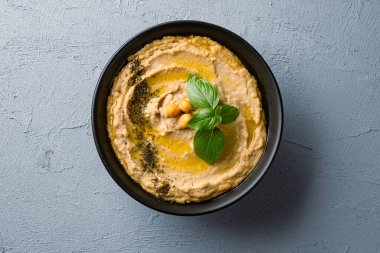 Geleneksel bir yemek ya da aperatif humus ya da klasik arka planda baba ghanoush.