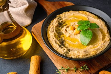 Geleneksel bir yemek veya aperatif humus veya siyah arka planda baba ghanoush.