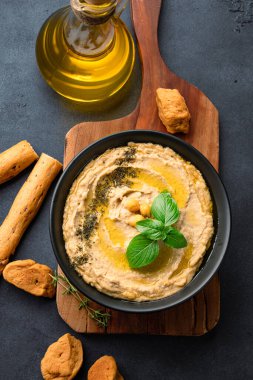 Geleneksel bir yemek veya aperatif humus veya siyah arka planda baba ghanoush.