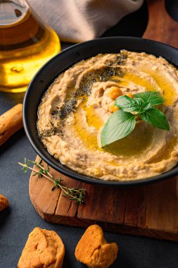 Geleneksel bir yemek veya aperatif humus veya siyah arka planda baba ghanoush.