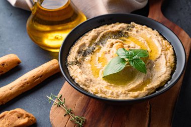 Geleneksel bir yemek veya aperatif humus veya siyah arka planda baba ghanoush.