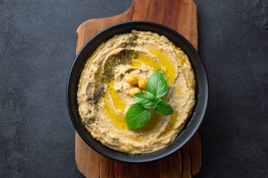 Geleneksel bir yemek veya aperatif humus veya siyah arka planda baba ghanoush.