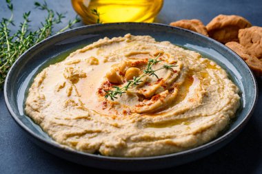 Geleneksel bir yemek veya aperatif humus veya siyah arka planda baba ghanoush.