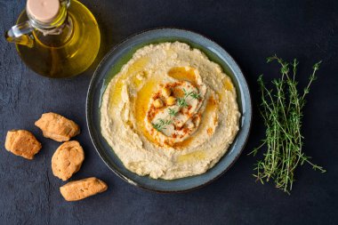 Geleneksel bir yemek veya aperatif humus veya siyah arka planda baba ghanoush.