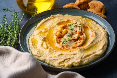 Geleneksel bir yemek veya aperatif humus veya siyah arka planda baba ghanoush.