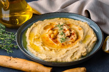 Geleneksel bir yemek veya aperatif humus veya siyah arka planda baba ghanoush.