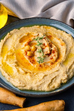 Geleneksel bir yemek veya aperatif humus veya siyah arka planda baba ghanoush.