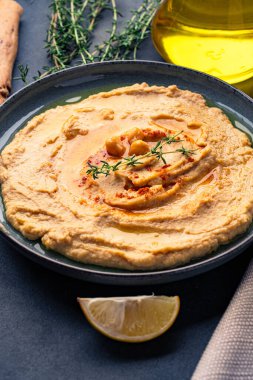 Geleneksel bir yemek veya aperatif humus veya siyah arka planda baba ghanoush.