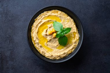 Geleneksel bir yemek veya aperatif humus veya siyah arka planda baba ghanoush.