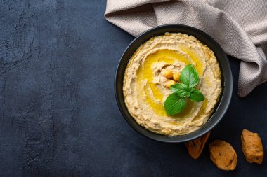 Geleneksel bir yemek veya aperatif humus veya siyah arka planda baba ghanoush.