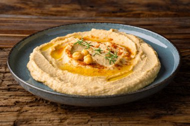 Geleneksel bir yemek veya aperatif humus veya ahşap arka planda baba ghanoush.