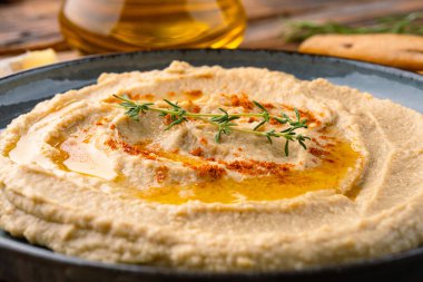 Geleneksel bir yemek veya aperatif humus veya ahşap arka planda baba ghanoush.