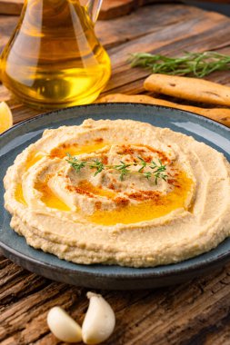 Geleneksel bir yemek veya aperatif humus veya ahşap arka planda baba ghanoush.