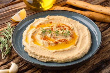 Geleneksel bir yemek veya aperatif humus veya ahşap arka planda baba ghanoush.