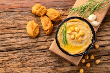 Geleneksel bir yemek veya aperatif humus veya ahşap arka planda baba ghanoush.
