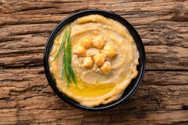 Geleneksel bir yemek veya aperatif humus veya ahşap arka planda baba ghanoush.