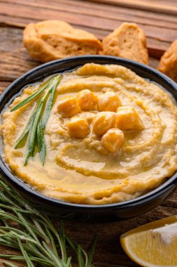 Geleneksel bir yemek veya aperatif humus veya ahşap arka planda baba ghanoush.