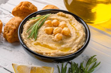 Geleneksel bir yemek veya aperatif humus veya beyaz ahşap arka planda baba ghanoush.
