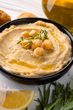 Geleneksel bir yemek veya aperatif humus veya beyaz ahşap arka planda baba ghanoush.