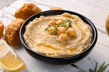 Geleneksel bir yemek veya aperatif humus veya beyaz ahşap arka planda baba ghanoush.