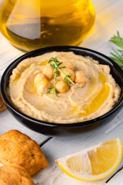 Geleneksel bir yemek veya aperatif humus veya beyaz ahşap arka planda baba ghanoush.