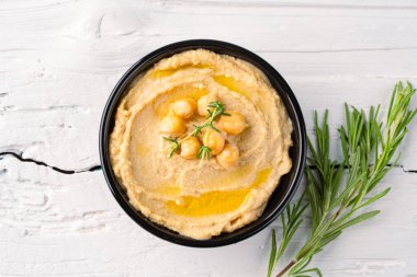 Geleneksel bir yemek veya aperatif humus veya beyaz ahşap arka planda baba ghanoush.