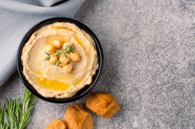 Geleneksel bir yemek ya da aperatif humus ya da klasik arka planda baba ghanoush.