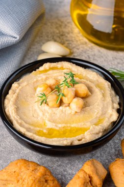 Geleneksel bir yemek ya da aperatif humus ya da klasik arka planda baba ghanoush.