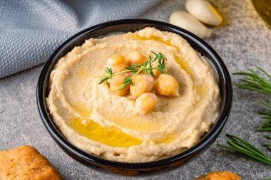 Geleneksel bir yemek ya da aperatif humus ya da klasik arka planda baba ghanoush.