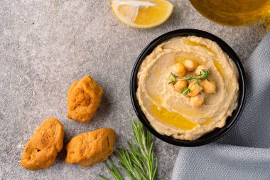 Geleneksel bir yemek ya da aperatif humus ya da klasik arka planda baba ghanoush.