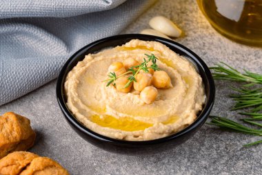 Geleneksel bir yemek ya da aperatif humus ya da klasik arka planda baba ghanoush.