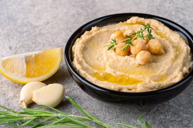 Geleneksel bir yemek ya da aperatif humus ya da klasik arka planda baba ghanoush.