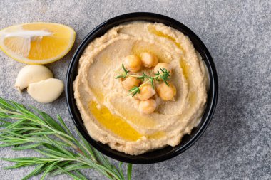 Geleneksel bir yemek ya da aperatif humus ya da klasik arka planda baba ghanoush.