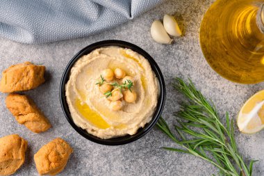 Geleneksel bir yemek ya da aperatif humus ya da klasik arka planda baba ghanoush.