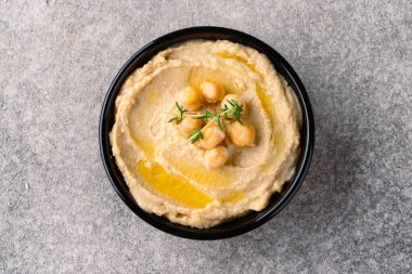 Geleneksel bir yemek ya da aperatif humus ya da klasik arka planda baba ghanoush.