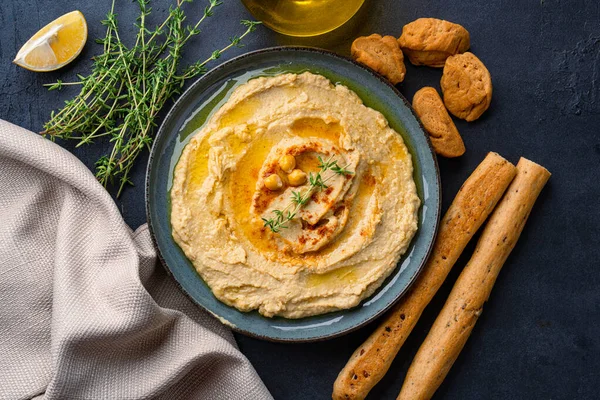 Geleneksel bir yemek veya aperatif humus veya siyah arka planda baba ghanoush.